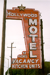 motelsignstardayphoto1.JPG (46011 bytes)
